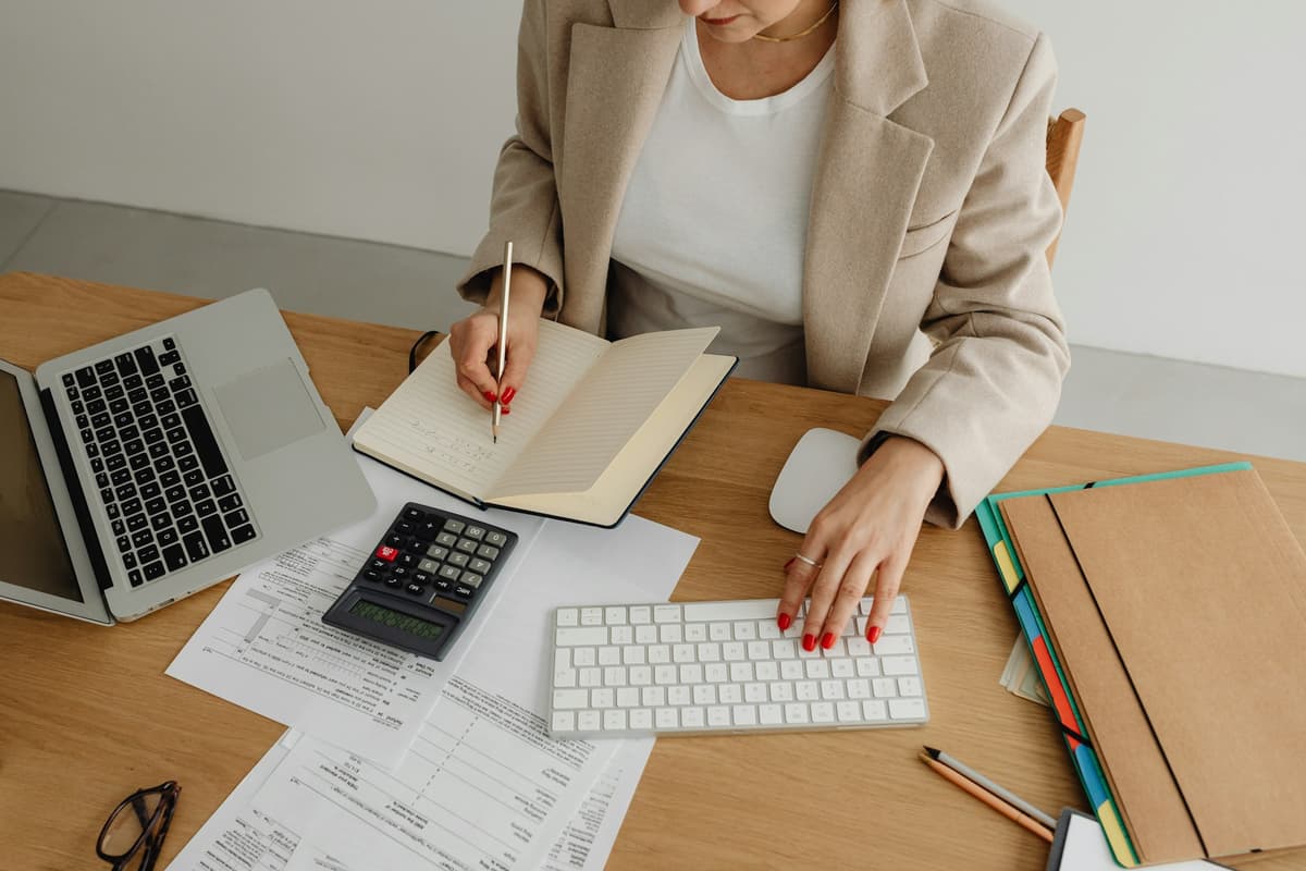Pessoa realizando a contabilidade de uma empresa
