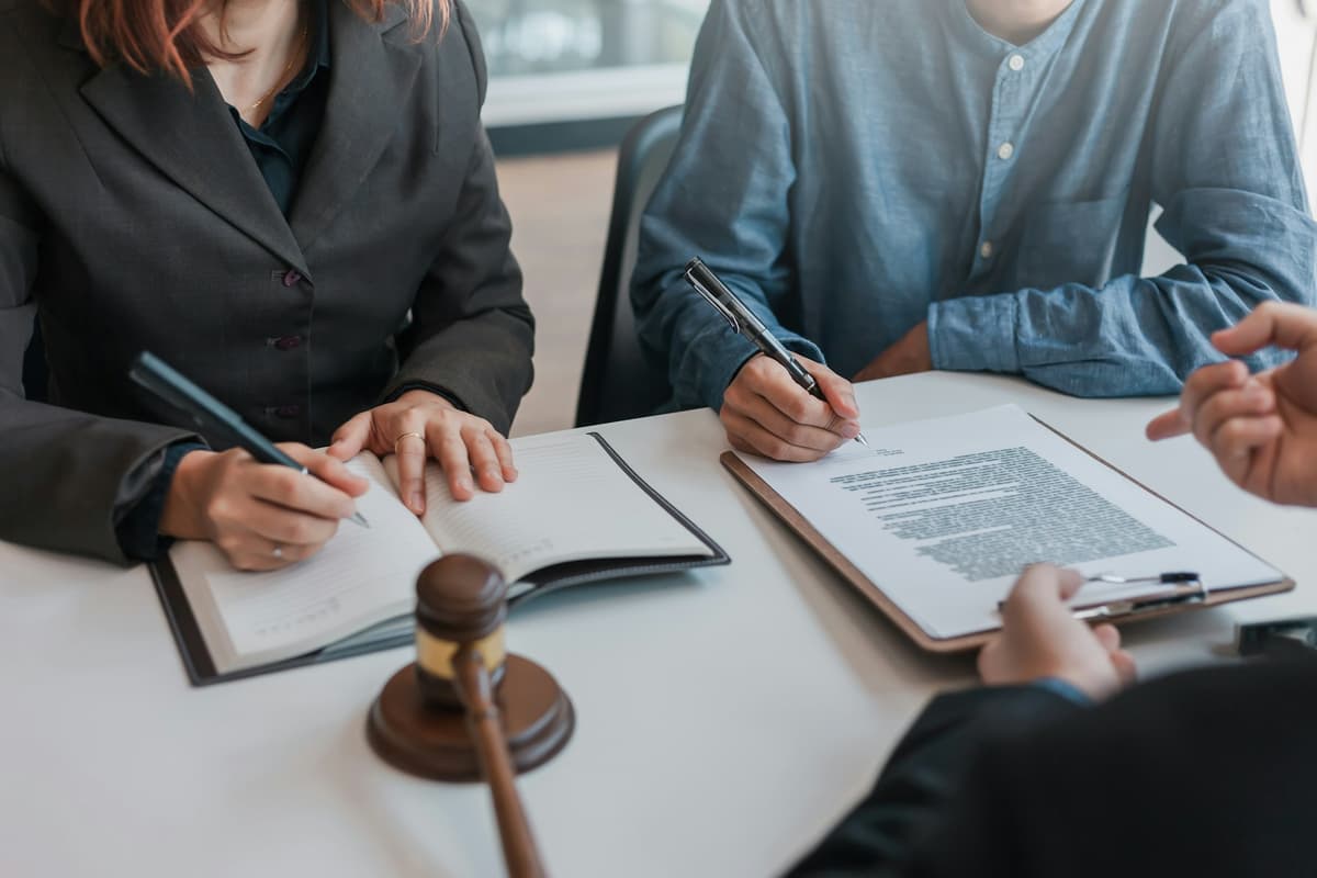 Duas pessoas analisando um contrato